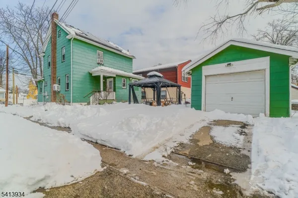 a view of backyard of the house