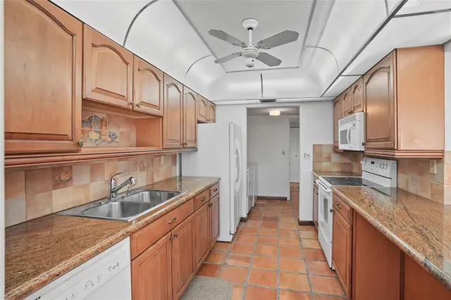 en empty room with ceiling fan and window