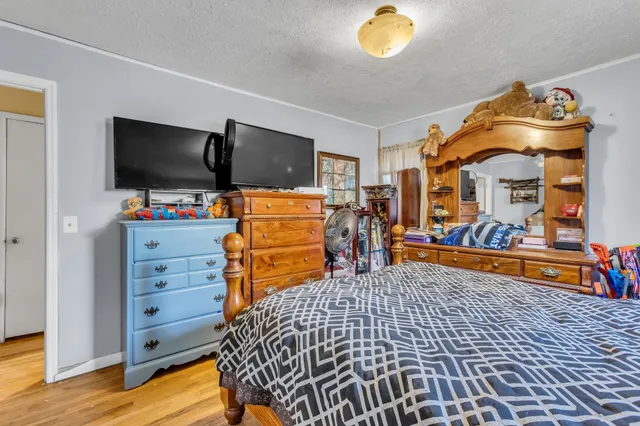 a view of a livingroom with furniture