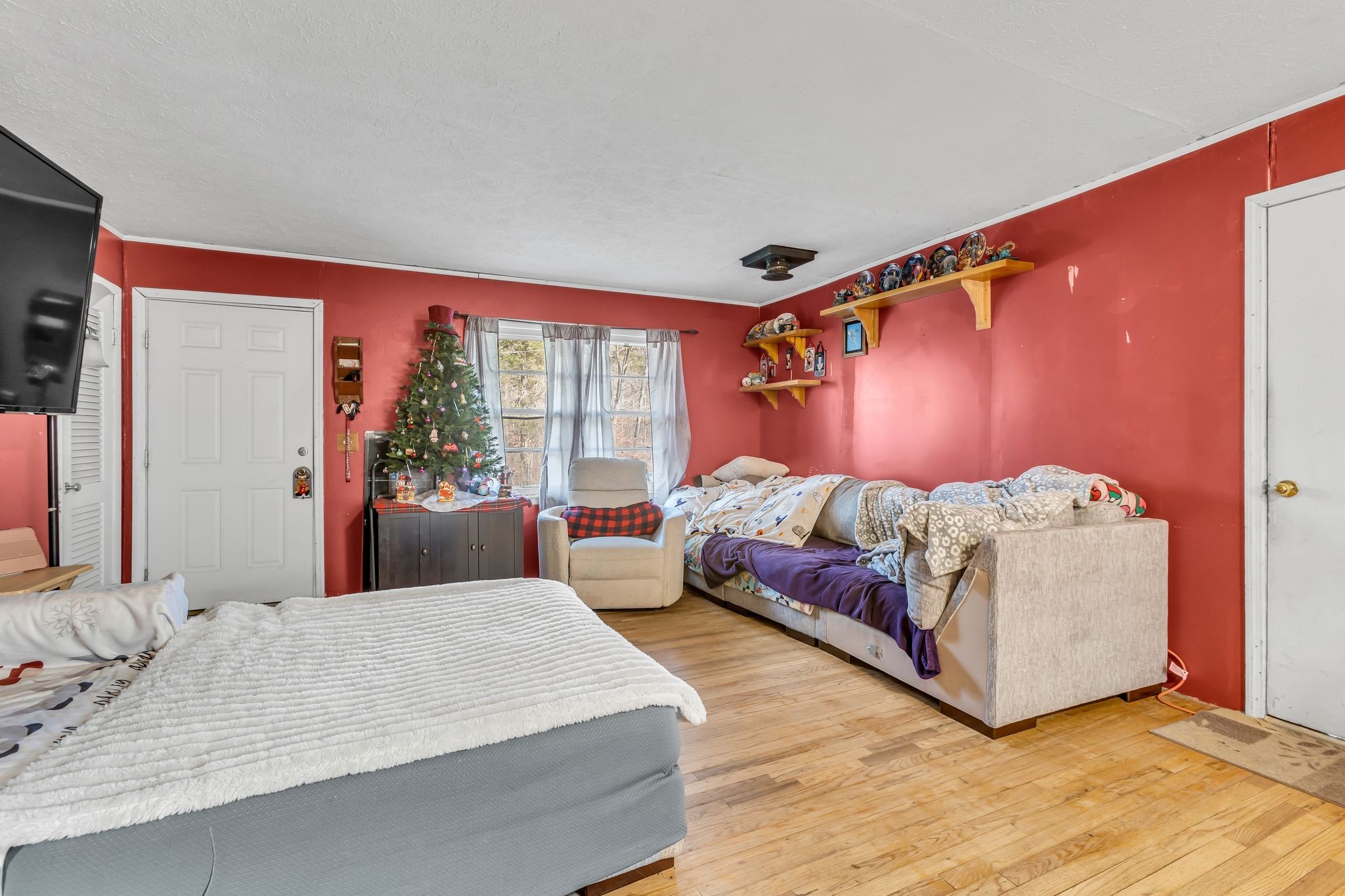 7880 Johnny Crow Road Lyles, TN 37098 - Photo 5 of 29 a bedroom with a large bed and a potted plant