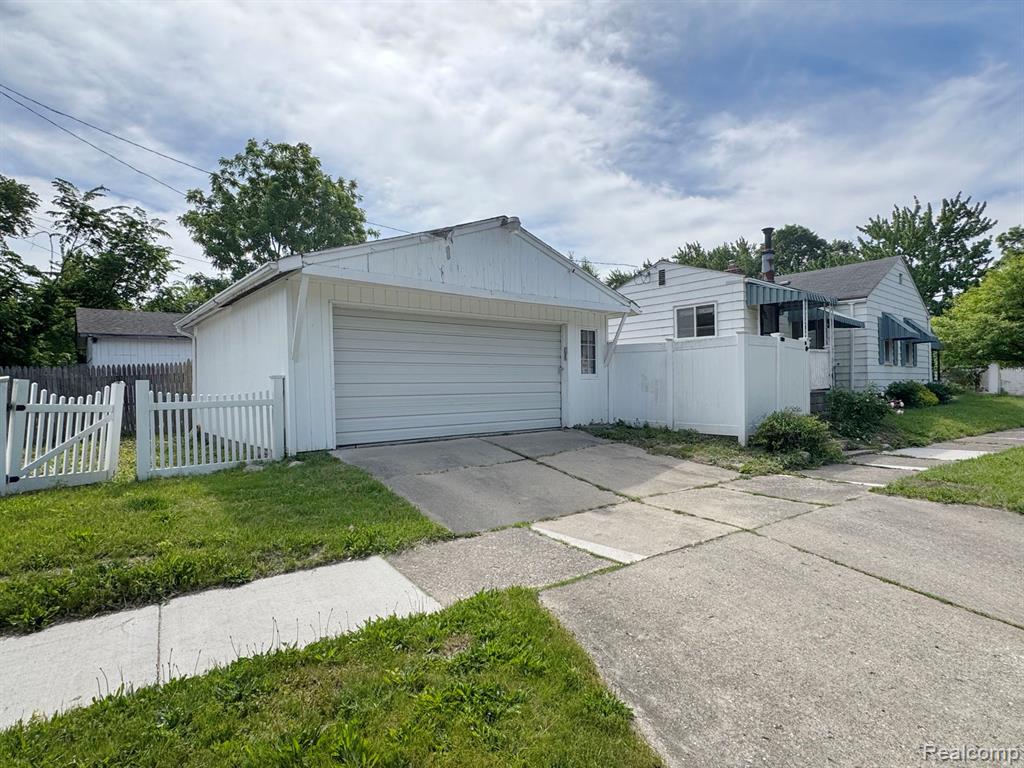 627 Wesbrook Street Pontiac, MI 48340 - Photo 4 of 22