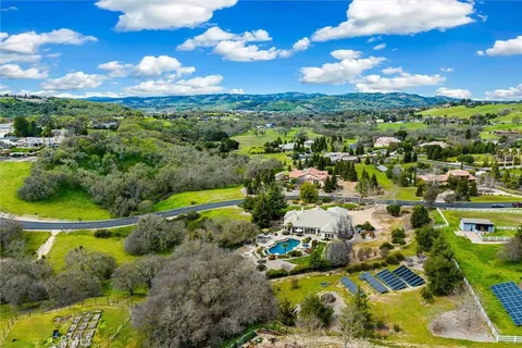 $2,350,000 | 1990 Calle Los Charros, Templeton, CA 93465