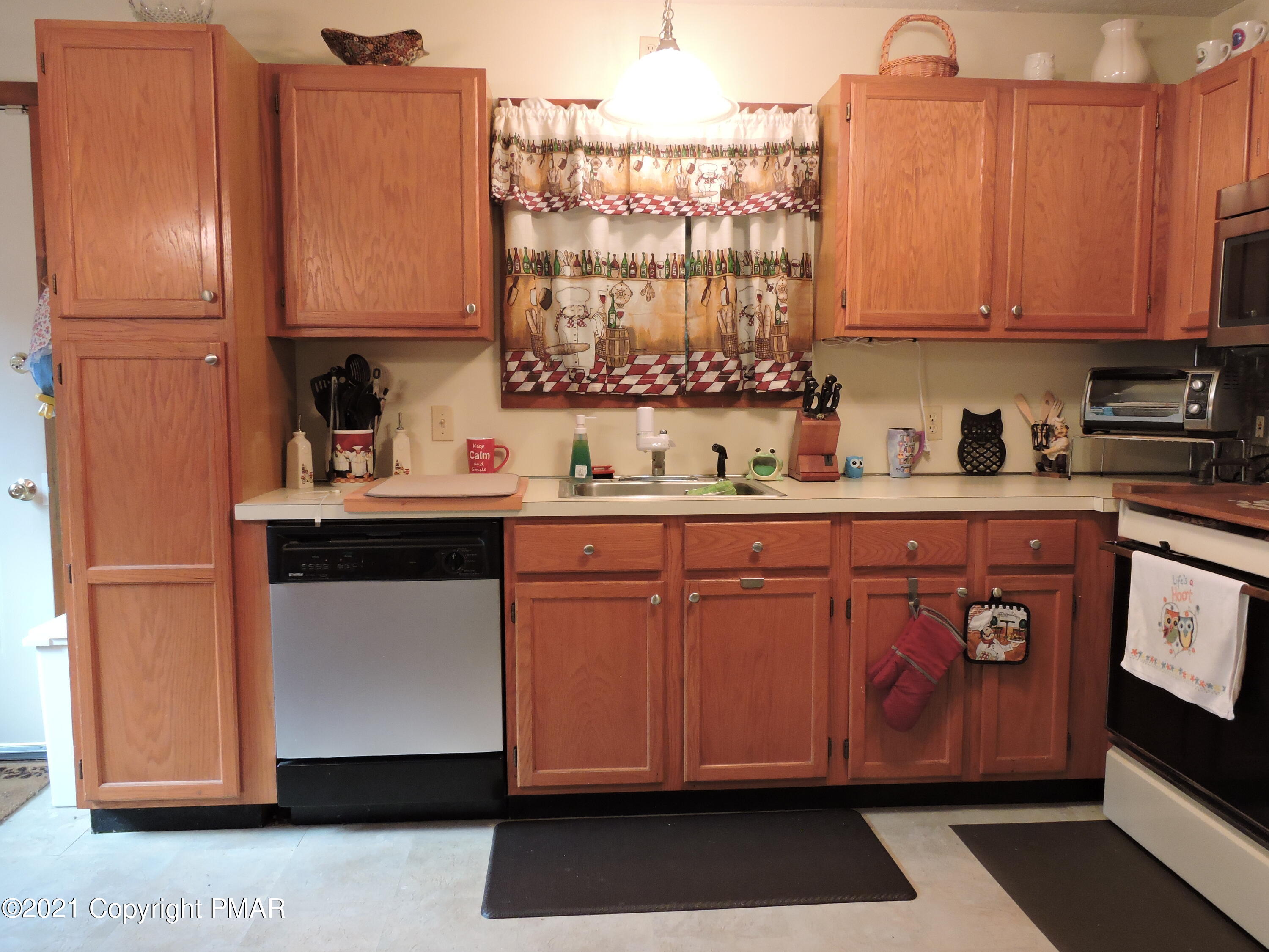 6080 Decker Road Bushkill, PA 18324 - Photo 14 of 48 Oak Kitchen Cabinets
