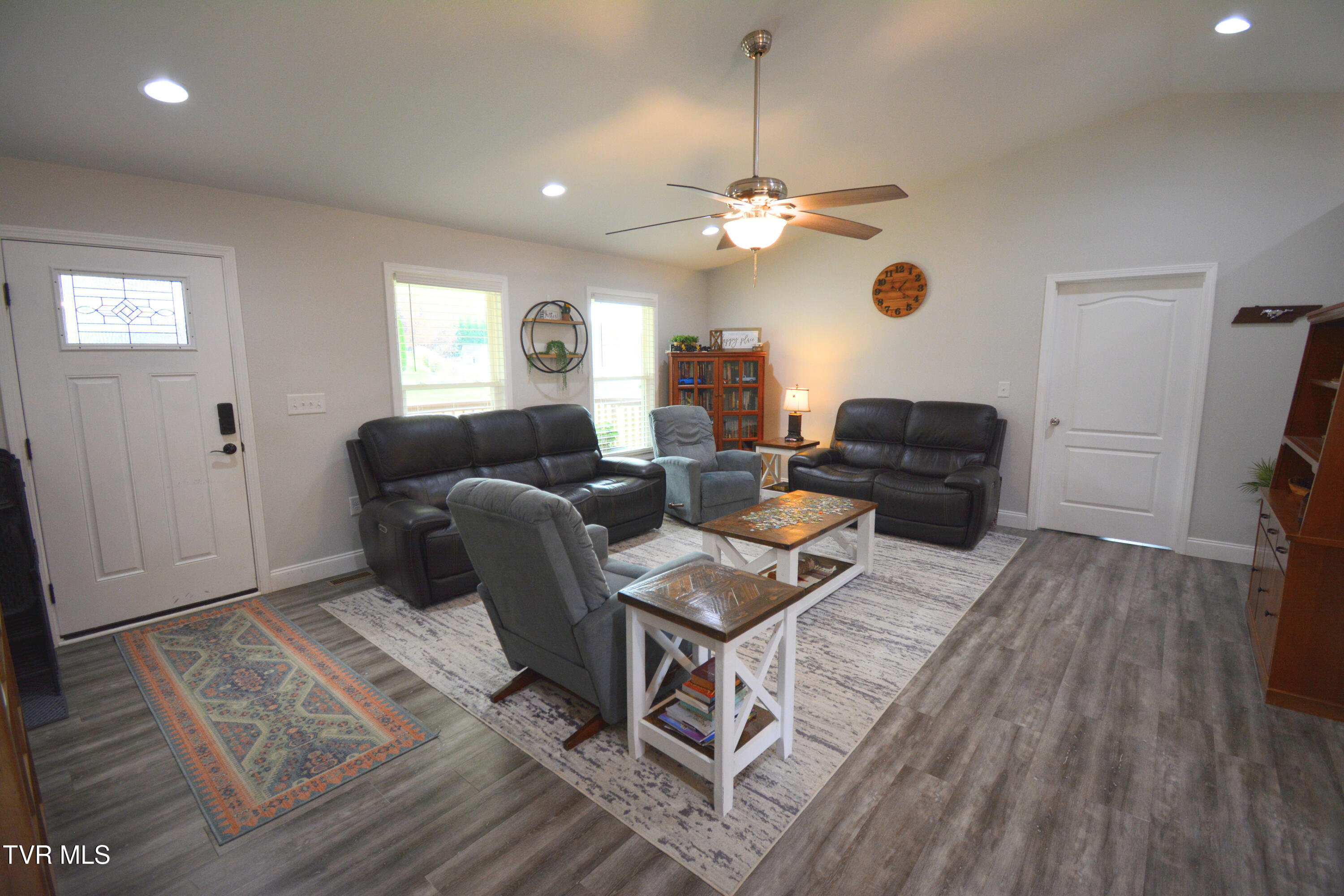 144 Maple Crest Greeneville, TN 37743 - Photo 4 of 26 5 LIVING1