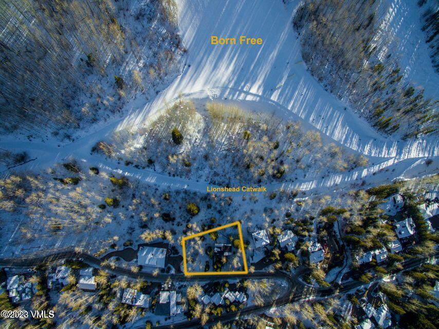 a view of entryway with outdoor area