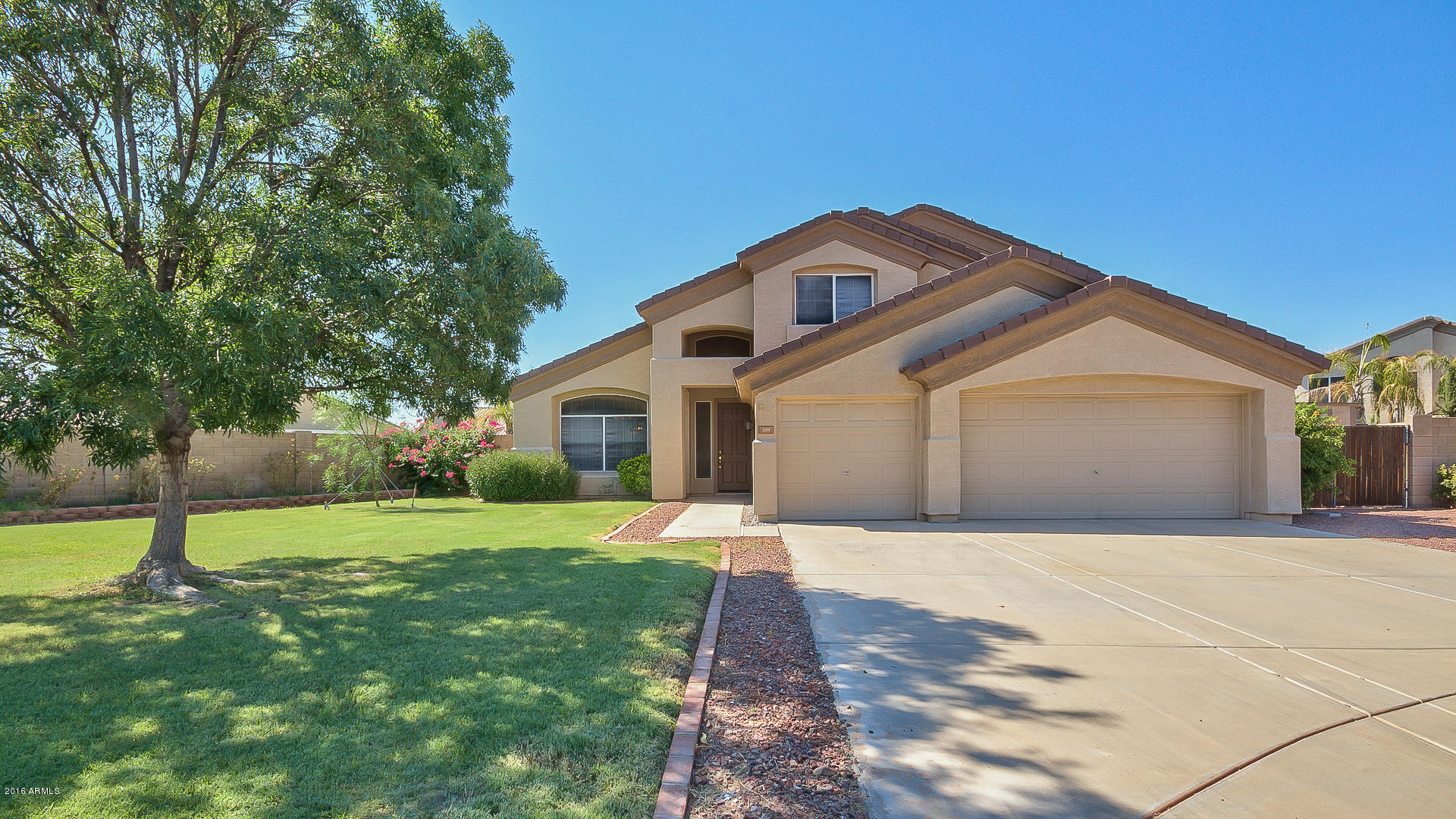 208 East Liberty Lane Gilbert, AZ 85296 - Photo 2 of 34 02