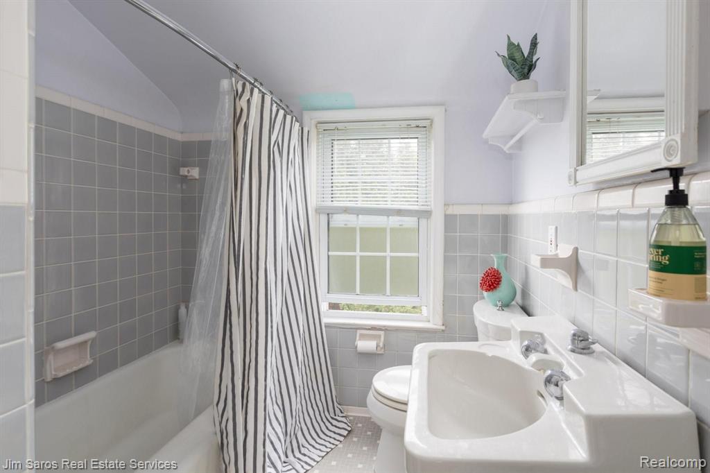 2050 Kenmore Drive Grosse Pointe Woods, MI 48236 - Photo 17 of 22