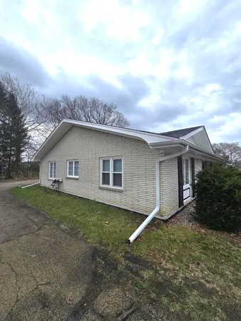 $2,195 | 714 North Bridge Street, Yorkville, IL 60560