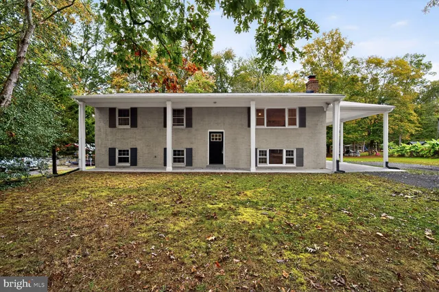 a view of a house with backyard and garden