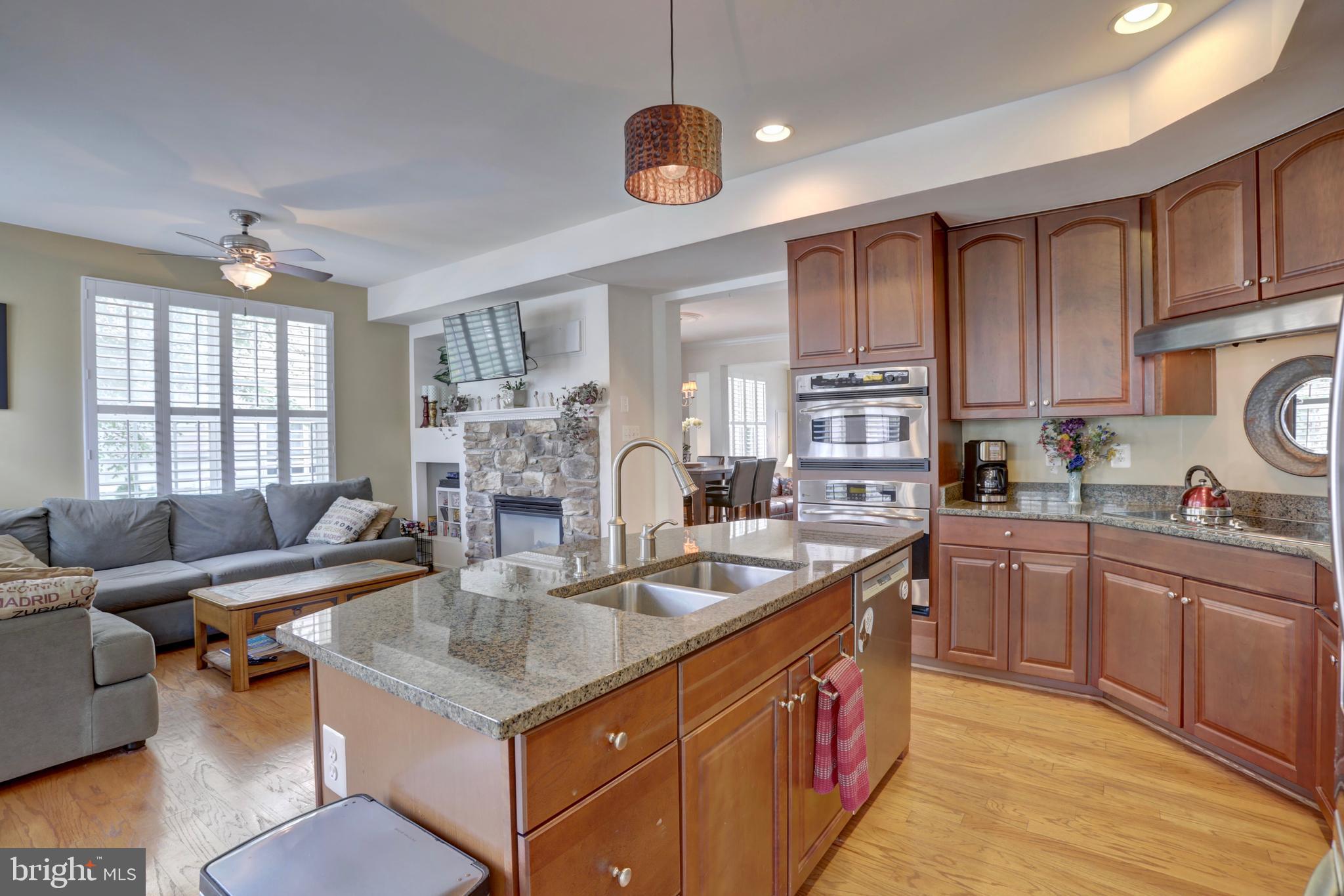 43135 Rudy Terrace Leesburg, VA 20176 - Photo 8 of 28 Sitting/family area in kitchen