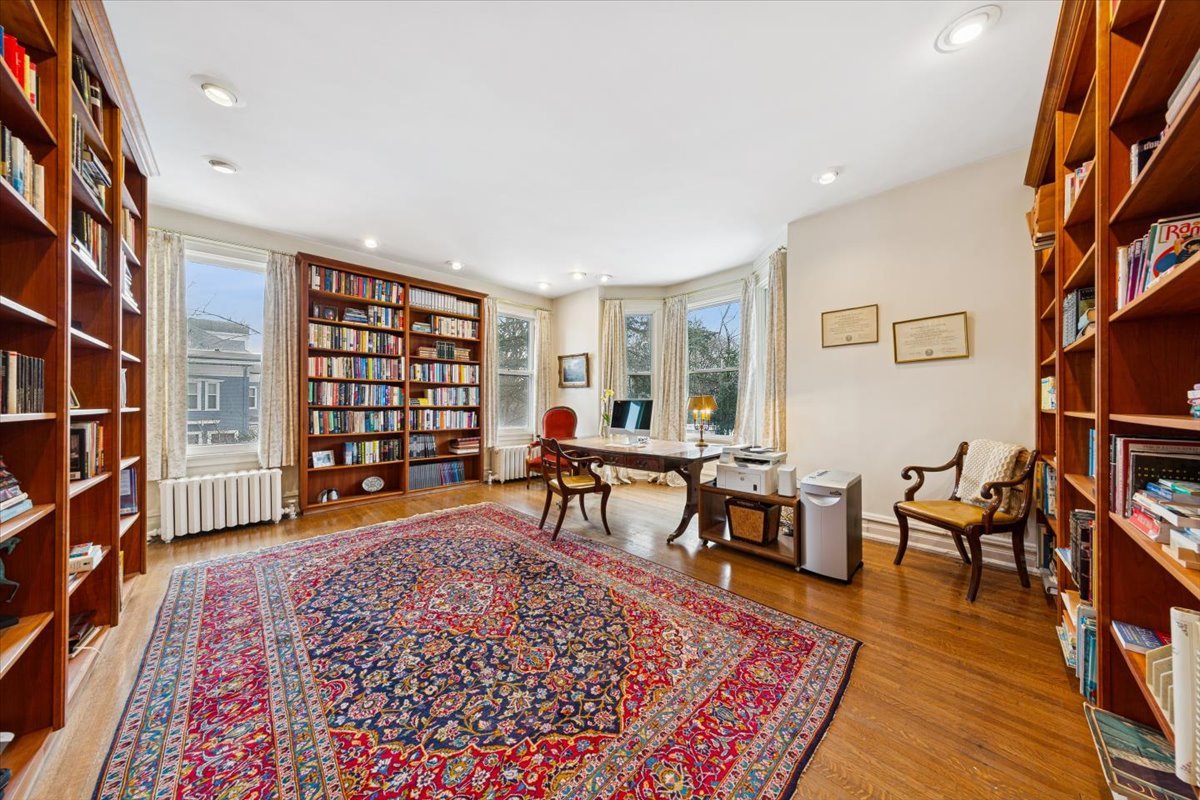 1235 Ridge Avenue Evanston, IL 60202 - Photo 21 of 36 a living room with furniture and a rug