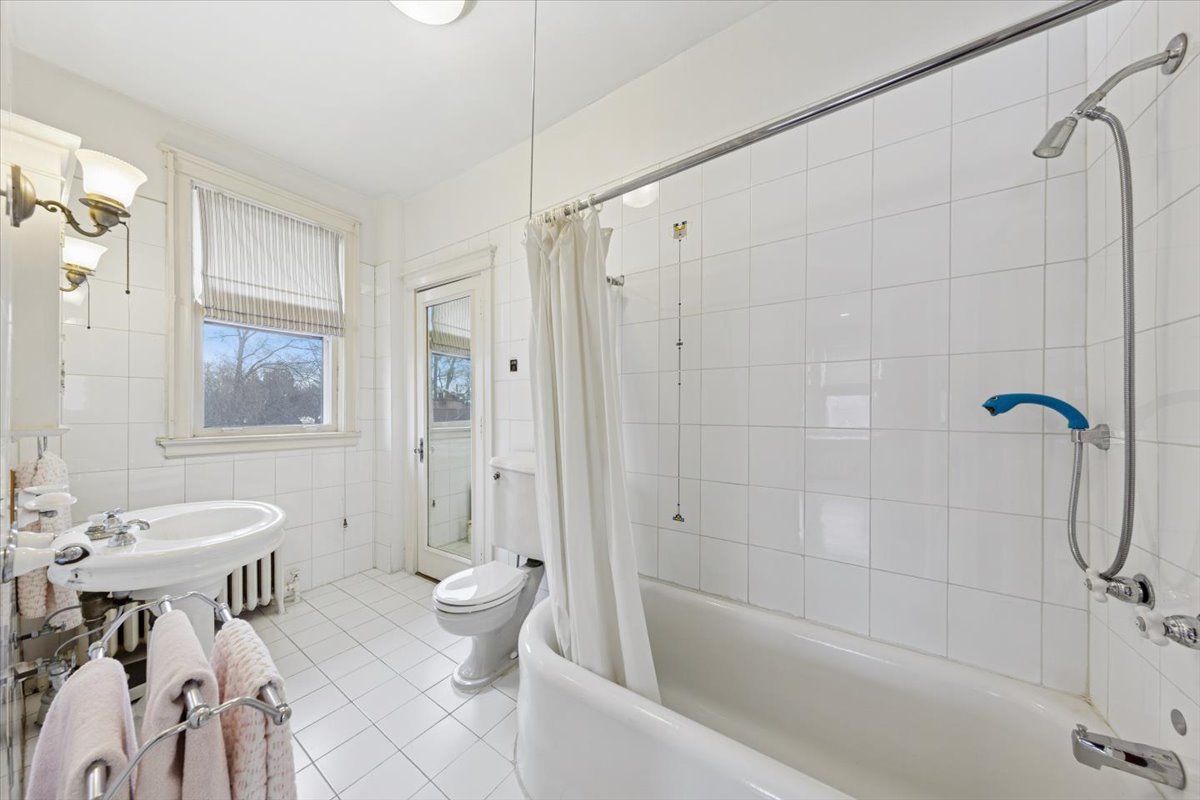 1235 Ridge Avenue Evanston, IL 60202 - Photo 23 of 36 a bathroom with a bathtub shower sink mirror and toilet