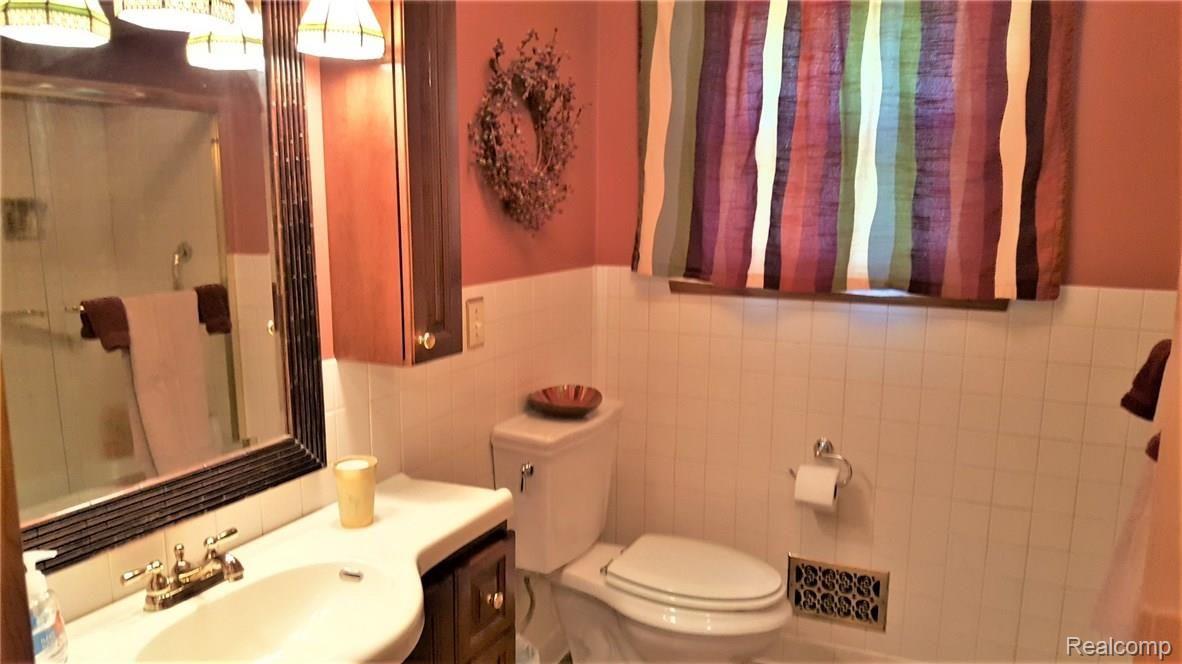 8992 Rucker Road Grosse Ile, MI 48138 - Photo 26 of 40 Remodeled full Bath