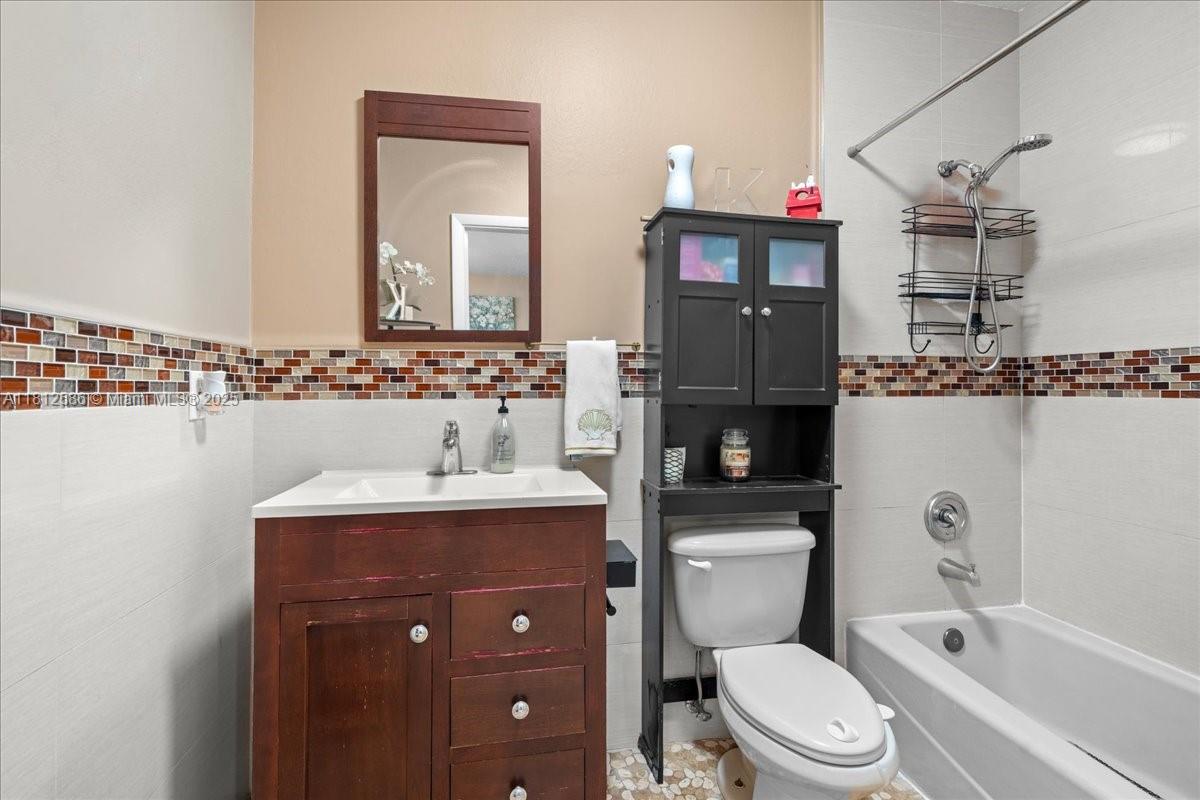 3030 Southwest 117th Avenue Davie, FL 33330 - Photo 40 of 47 a bathroom with a toilet a sink a tub and mirror
