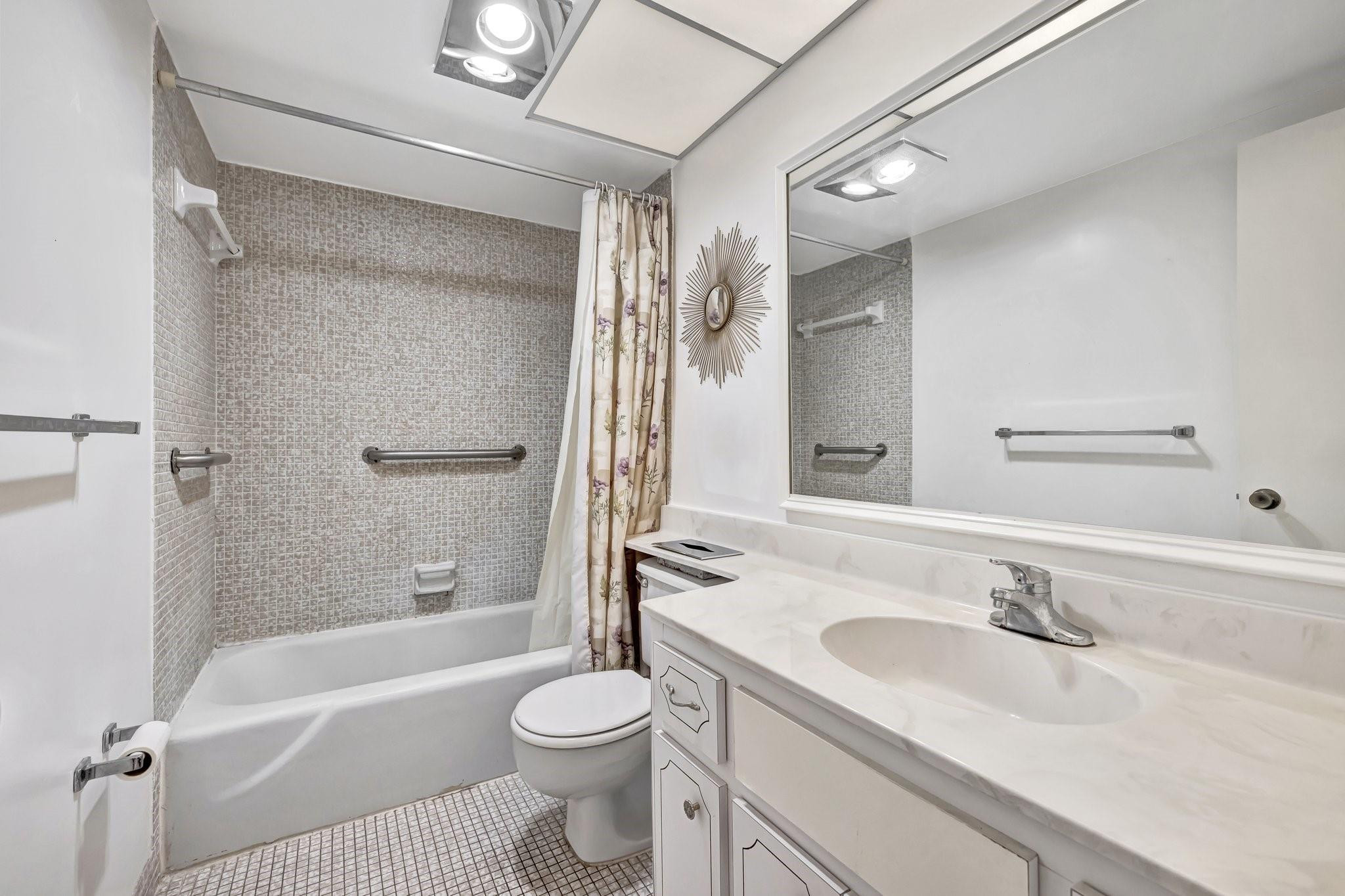 6731 Cypress Road, Unit 111 Plantation, FL 33317 - Photo 11 of 37 Primary Bathroom