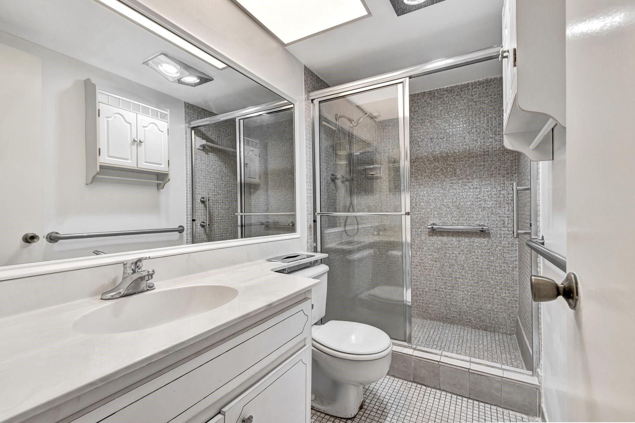 6731 Cypress Road, Unit 111 Plantation, FL 33317 - Photo 15 of 37 Hall/Guest Bathroom