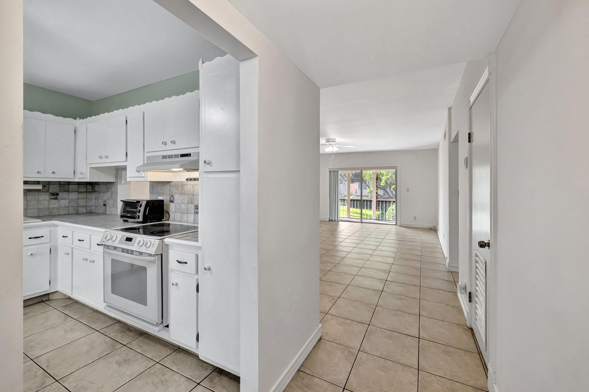 6731 Cypress Road, Unit 111 Plantation, FL 33317 - Photo 2 of 37 Entryway