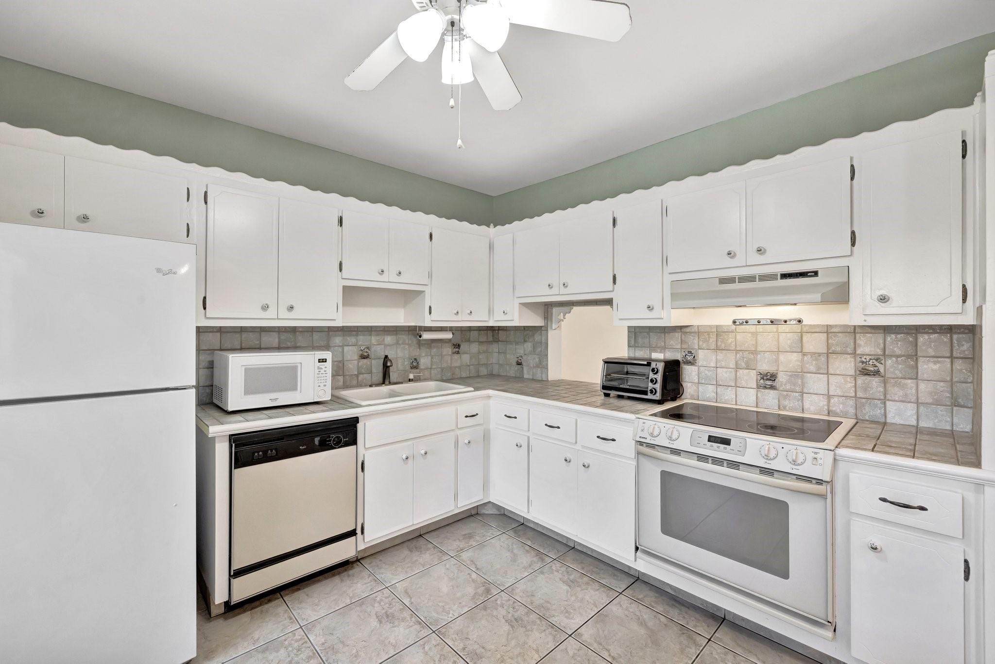 6731 Cypress Road, Unit 111 Plantation, FL 33317 - Photo 3 of 37 Kitchen
