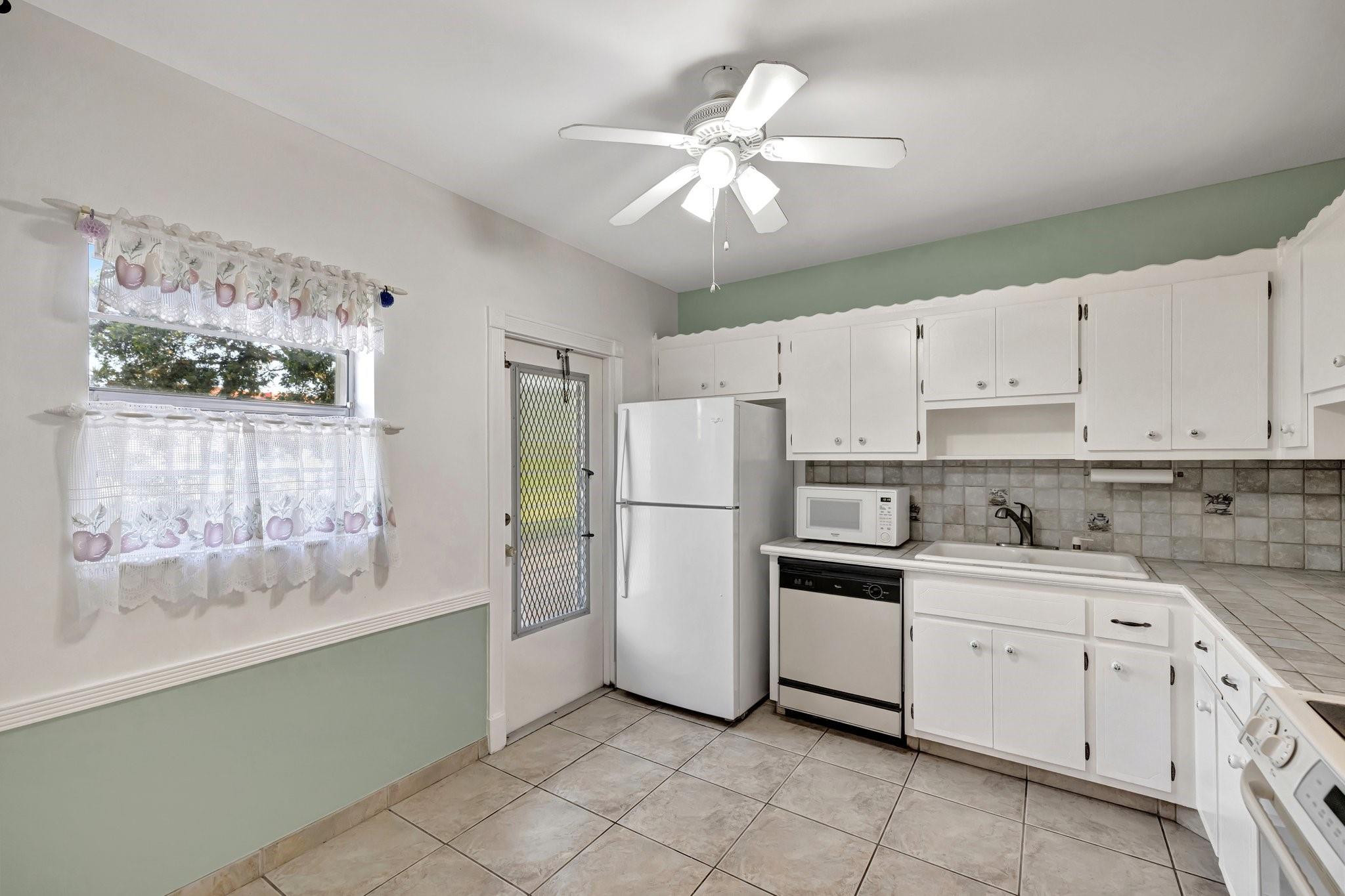 6731 Cypress Road, Unit 111 Plantation, FL 33317 - Photo 4 of 37 Kitchen