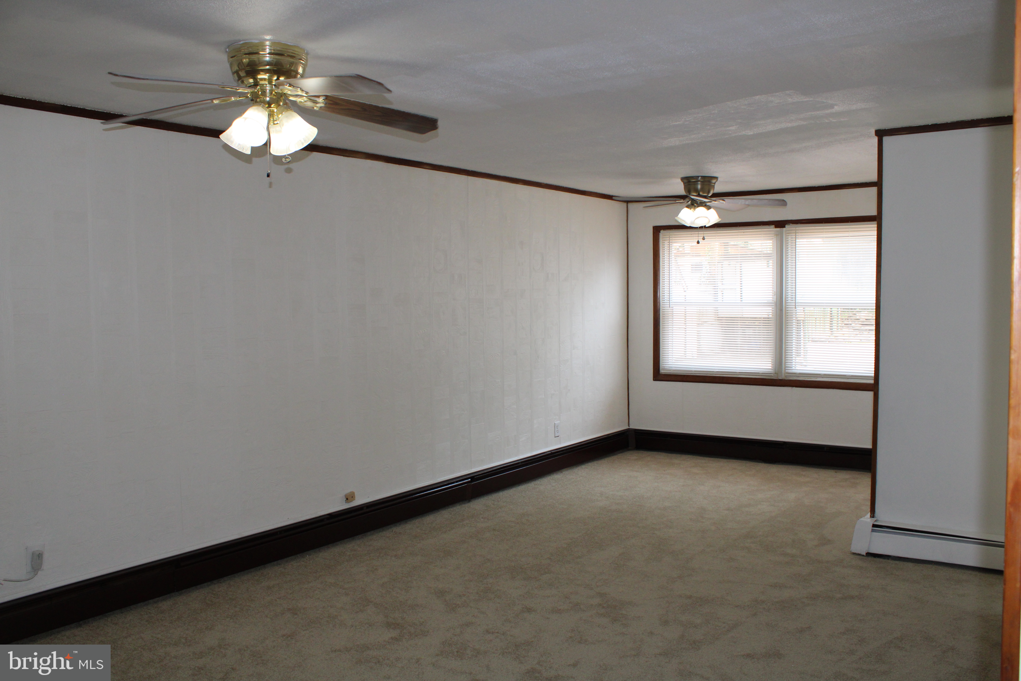 128 Louise Road New Castle, DE 19720 - Photo 4 of 26 Spacious living room with ceiling fan