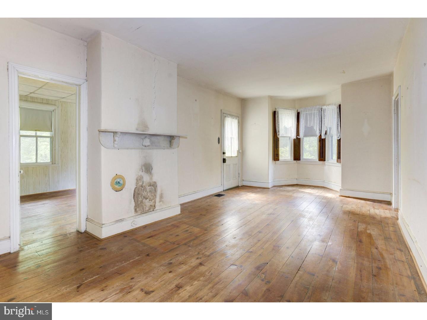 1405 Bridgeboro Road Edgewater Park, NJ 08010 - Photo 7 of 17 Living Room