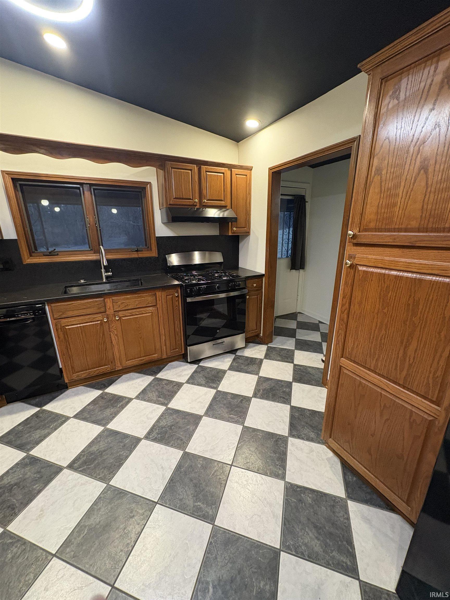 706 Rose Drive Newburgh, IN 47630 - Photo 3 of 25