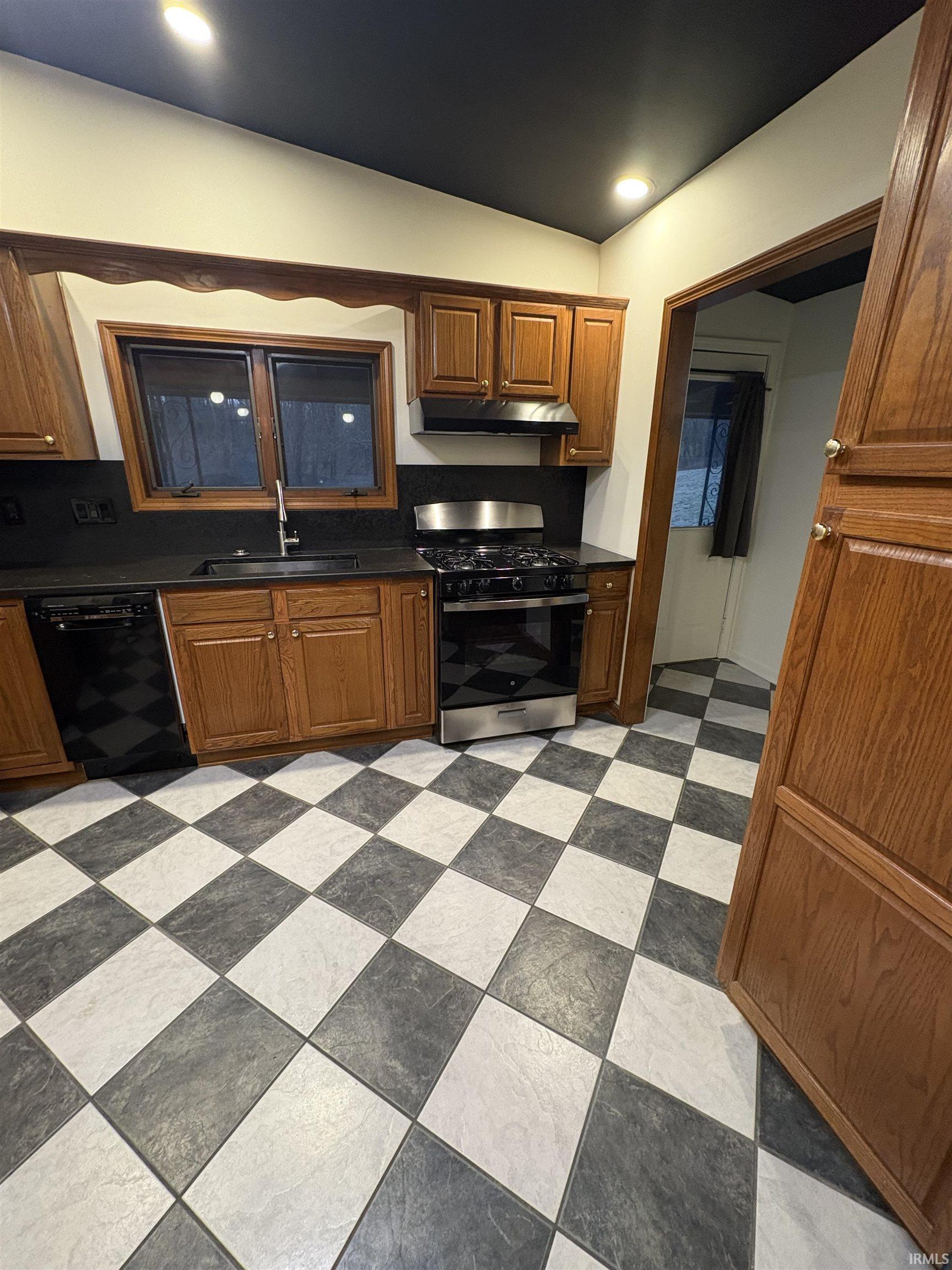 706 Rose Drive Newburgh, IN 47630 - Photo 5 of 25