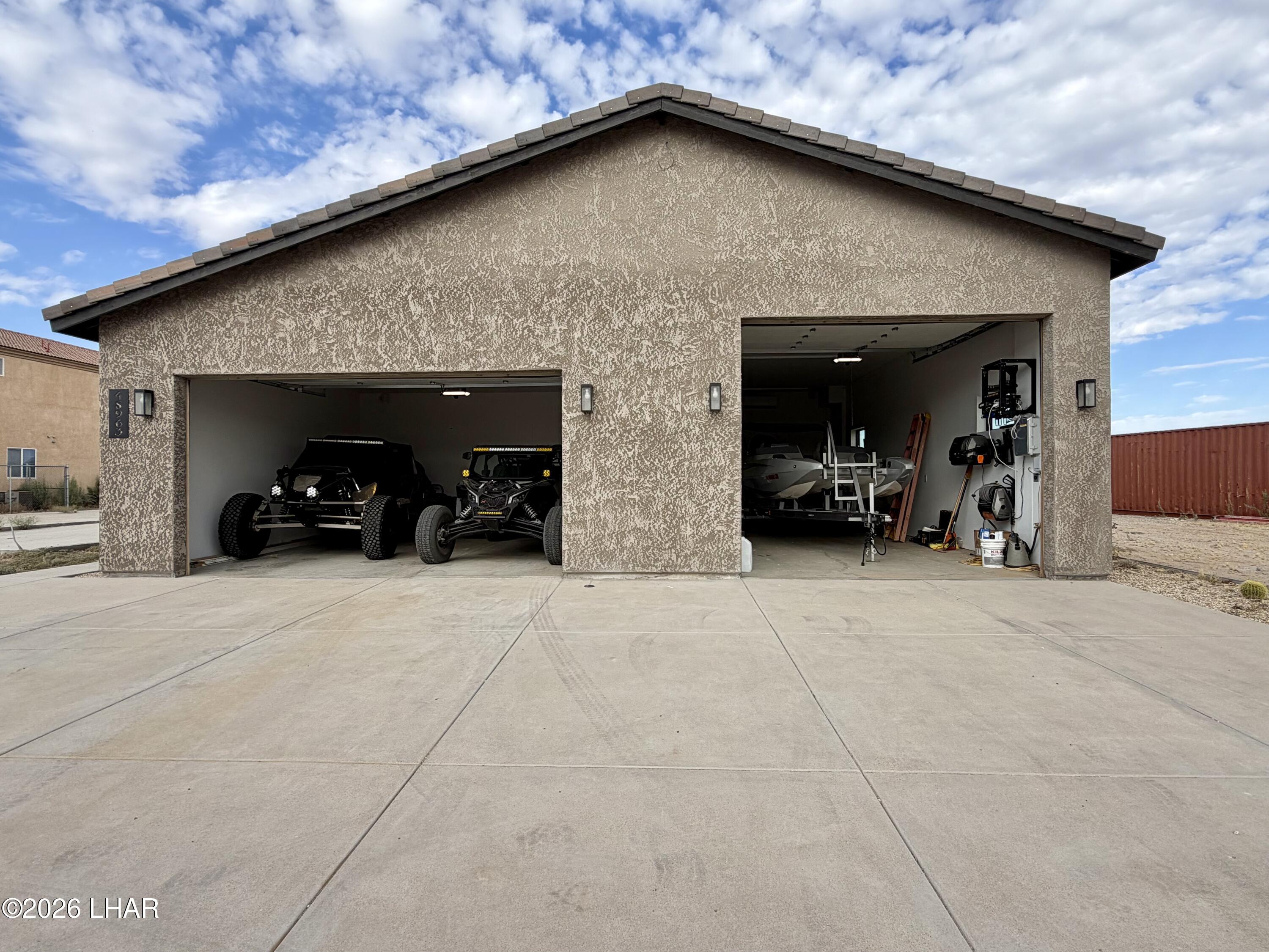 48963 Riviera Place Ehrenberg, AZ 85334 - Photo 3 of 58 a view of a car garage