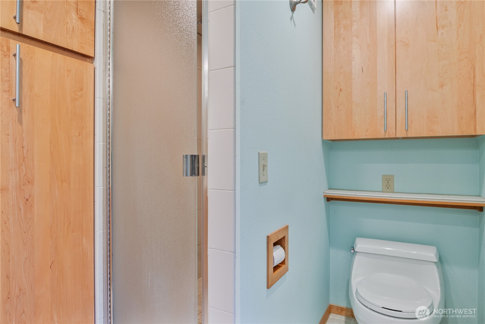 262 Sunset Drive Longview, WA 98632 - Photo 19 of 39 a bathroom with a toilet a sink and a shower curtain