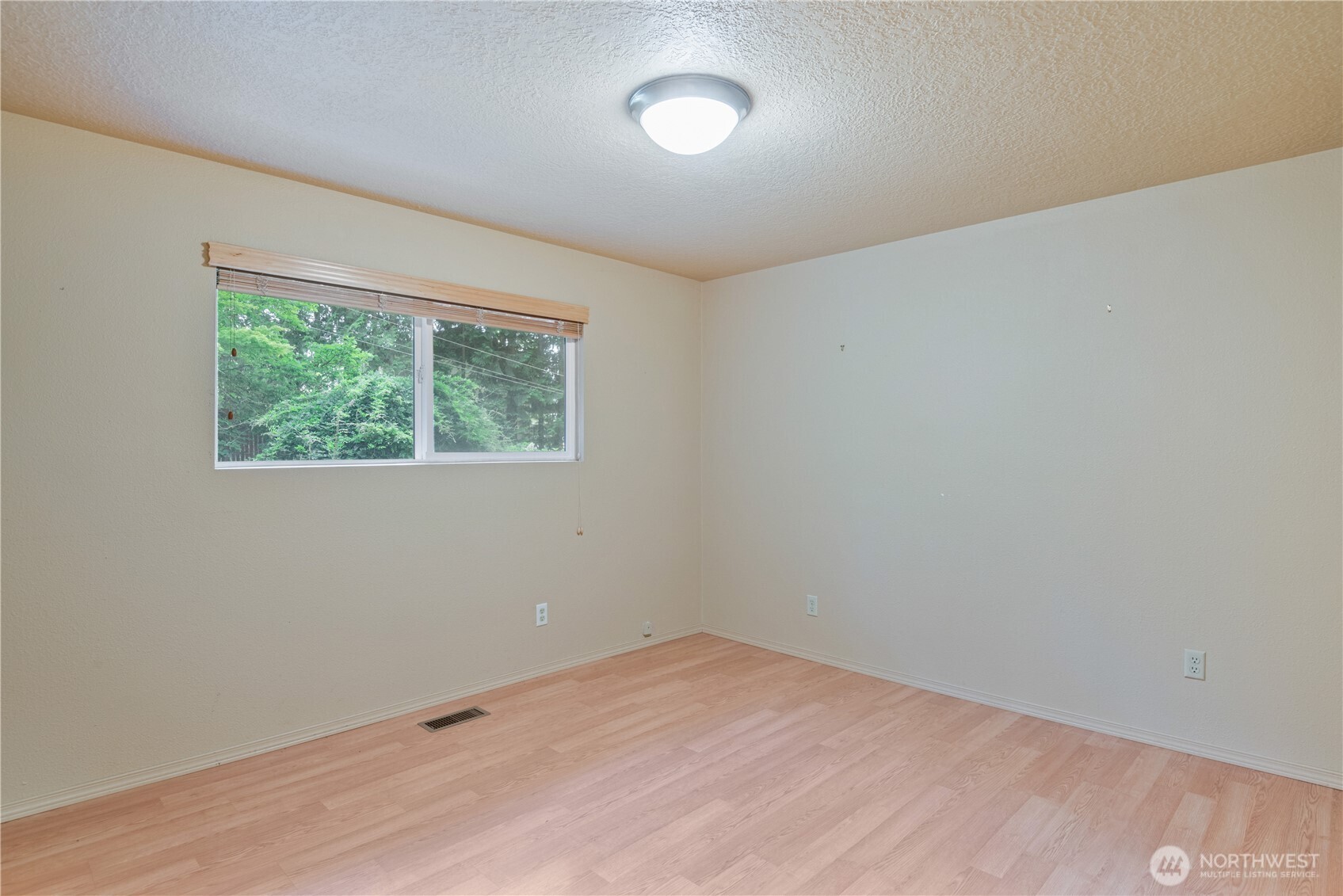 262 Sunset Drive Longview, WA 98632 - Photo 21 of 39 an empty room with a window