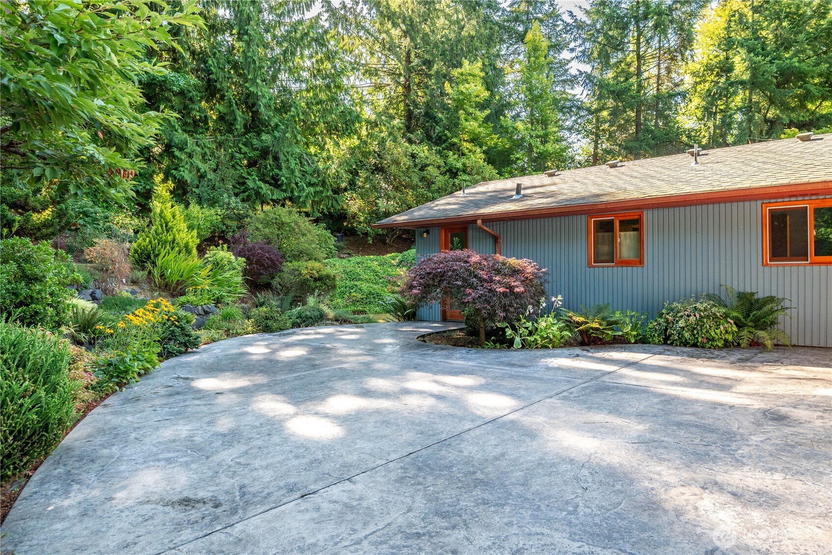 262 Sunset Drive Longview, WA 98632 - Photo 32 of 39 a front view of a house with garden