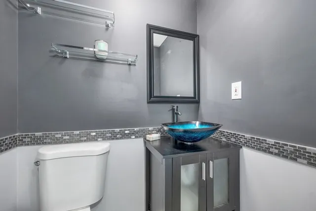 a view of lobby with elevator