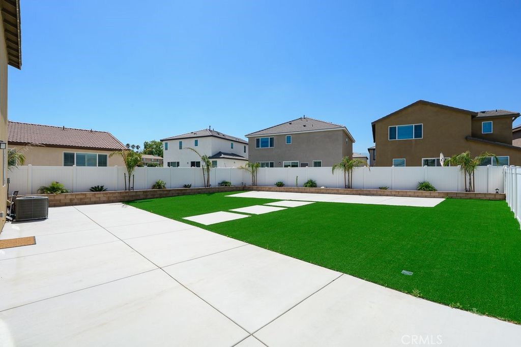 324 Castaic Way Rialto, CA 92377 - Photo 38 of 50
