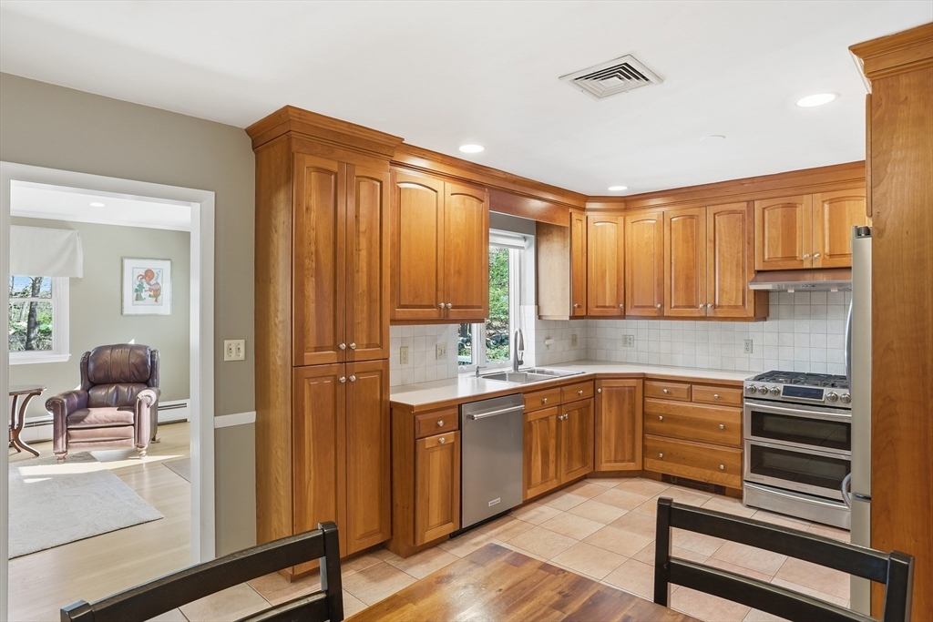 18 Brian Road Chelmsford, MA 01824 - Photo 9 of 35