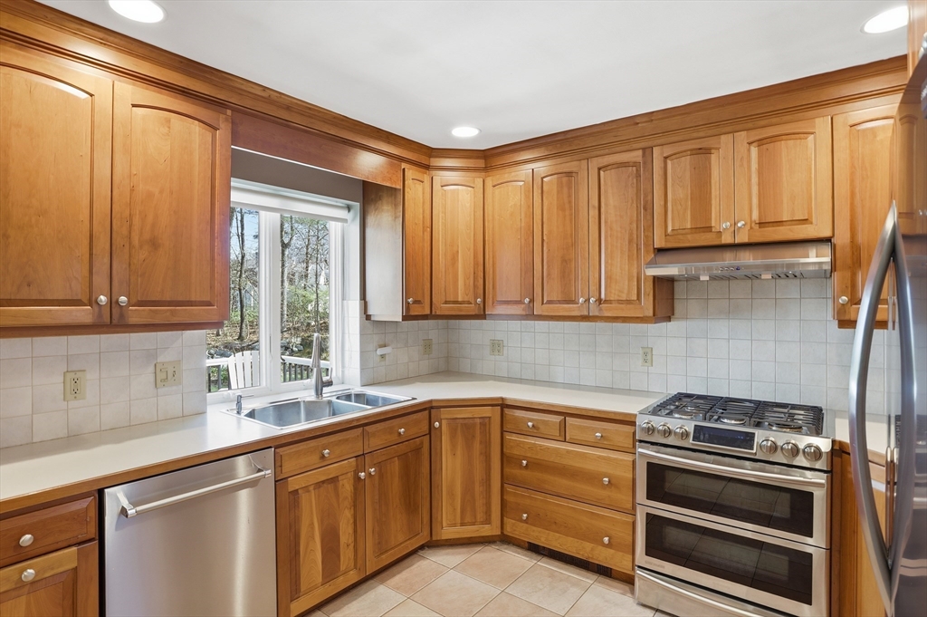 18 Brian Road Chelmsford, MA 01824 - Photo 10 of 35