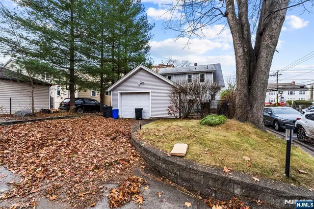 a view of a house with backyard