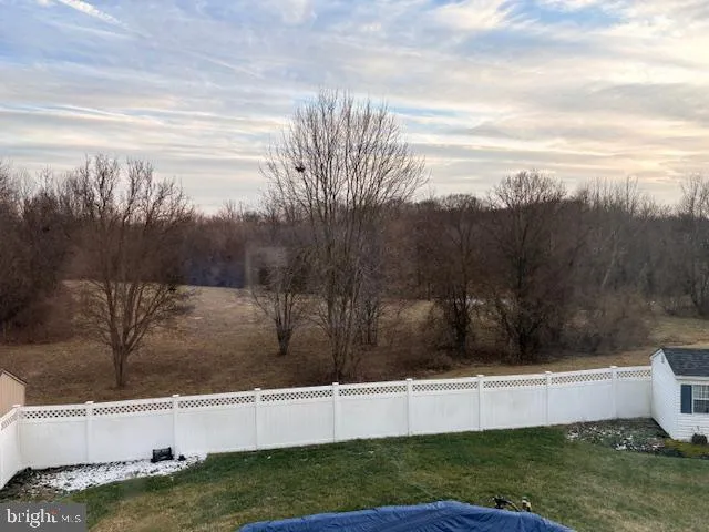 a view of a back yard