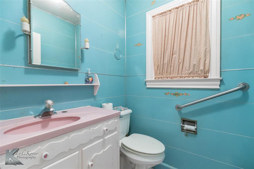 341 North 3rd Avenue Munday, TX 76371 - Photo 34 of 39 Half bath on 1st