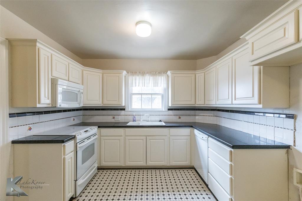 341 North 3rd Avenue Munday, TX 76371 - Photo 10 of 39