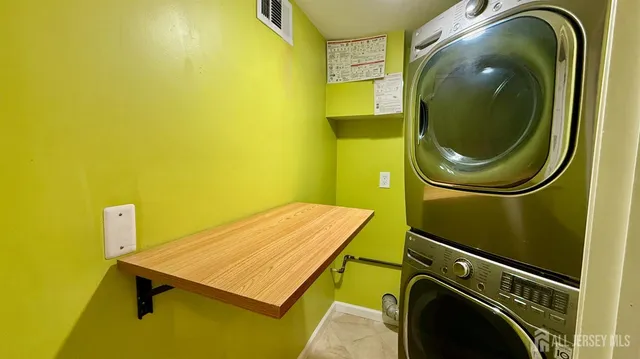 an outdoor view of house