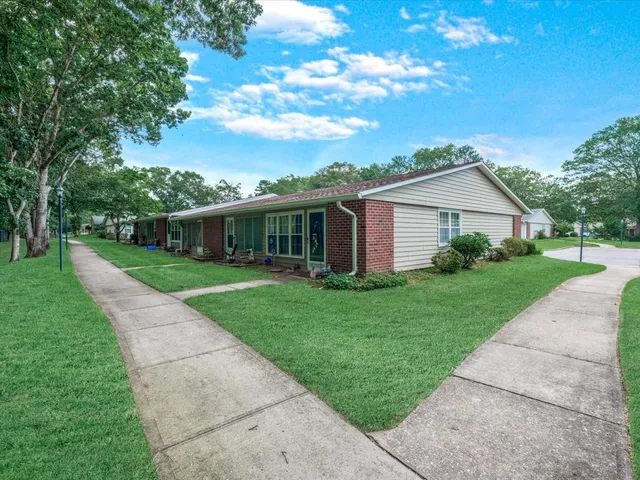 a view of a yard in front of house