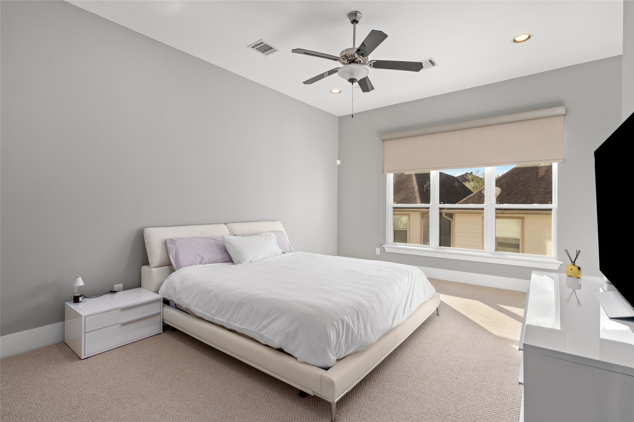 1605 Knox Street, Unit B Houston, TX 77007 - Photo 17 of 28 a bedroom with a large bed and a large window