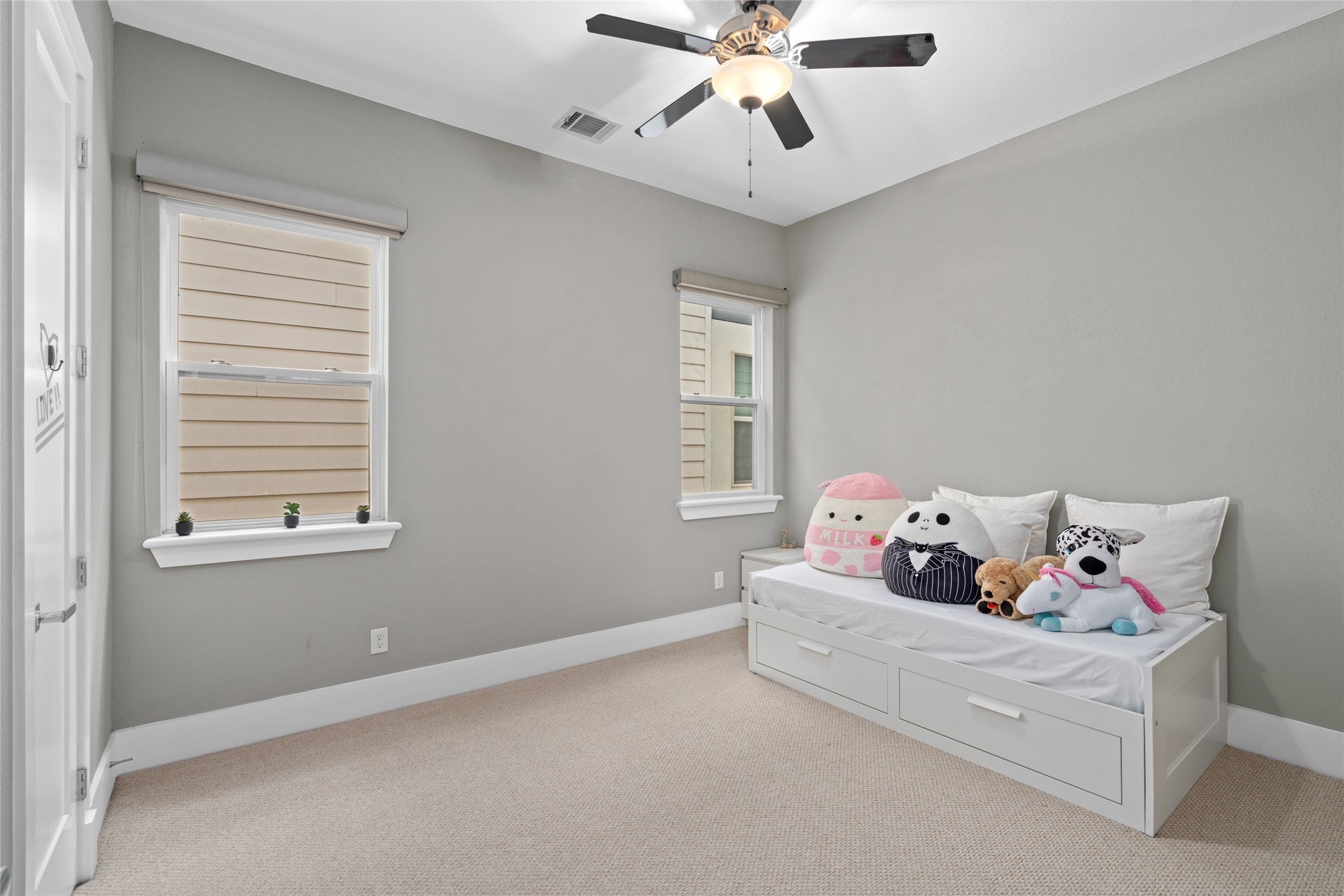 1605 Knox Street, Unit B Houston, TX 77007 - Photo 19 of 28 a bedroom with furniture and window