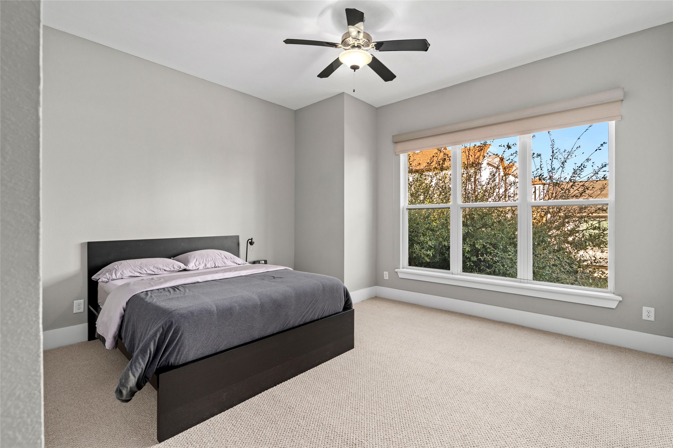 1605 Knox Street, Unit B Houston, TX 77007 - Photo 20 of 28 a bedroom with a bed and window