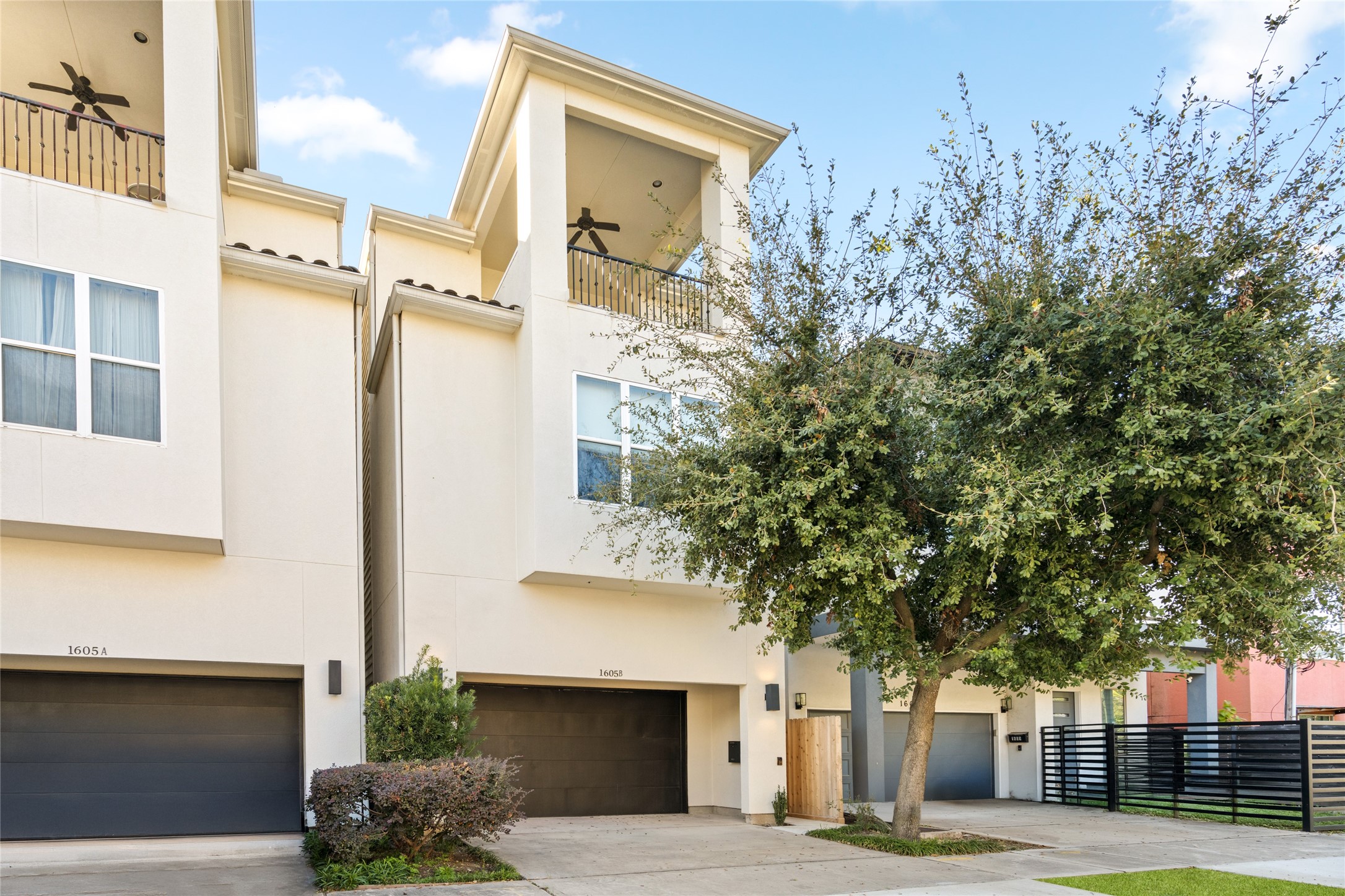 1605 Knox Street, Unit B Houston, TX 77007 - Photo 2 of 28 a front view of a house with a tree