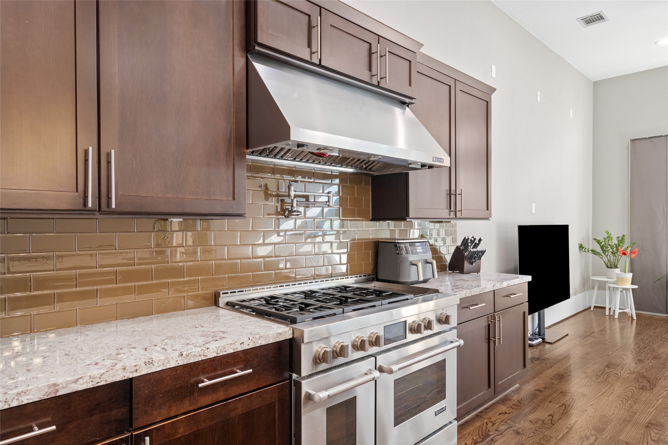 1605 Knox Street, Unit B Houston, TX 77007 - Photo 3 of 28 a kitchen with a stove and a microwave