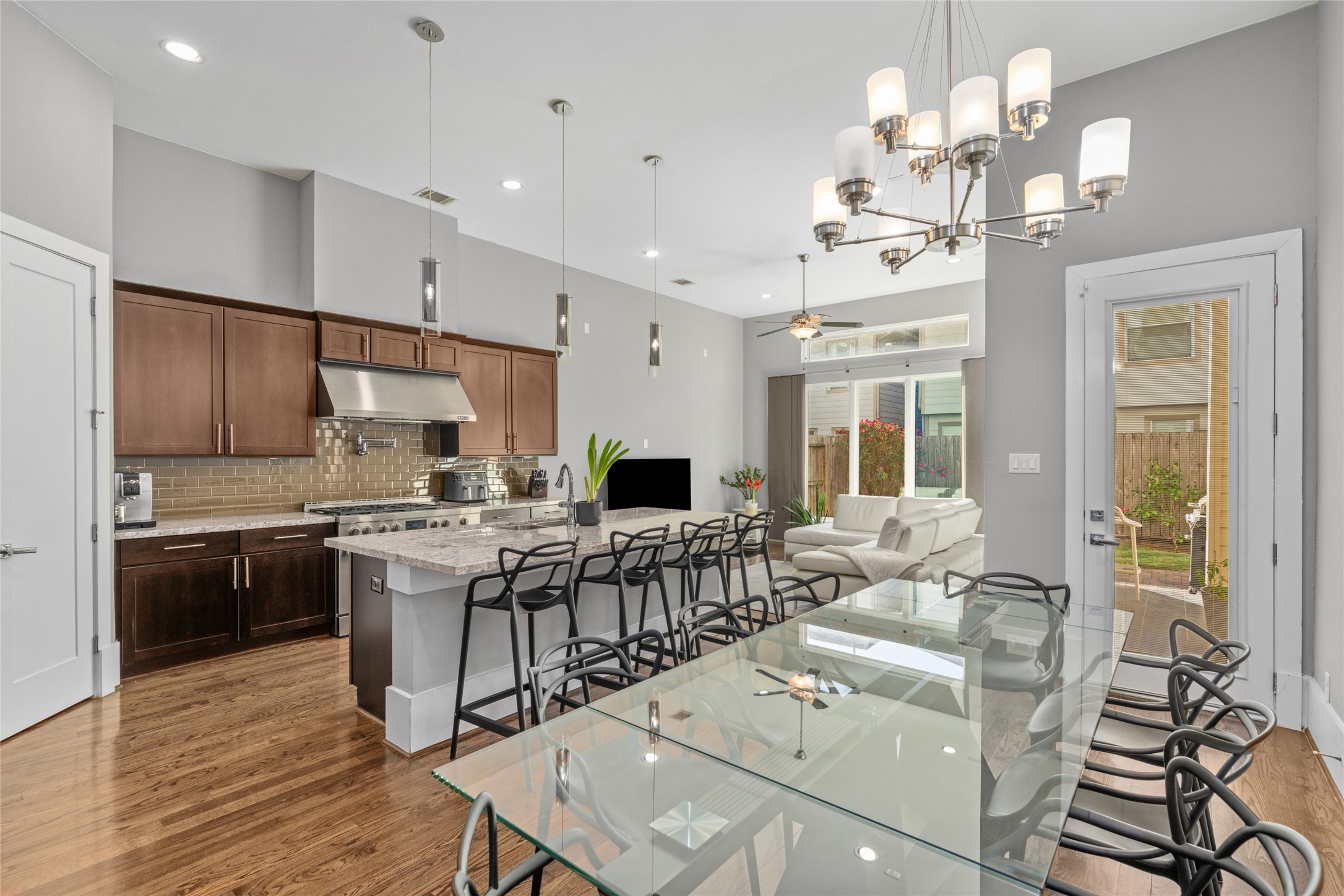 1605 Knox Street, Unit B Houston, TX 77007 - Photo 7 of 28 a large kitchen with a table and chairs