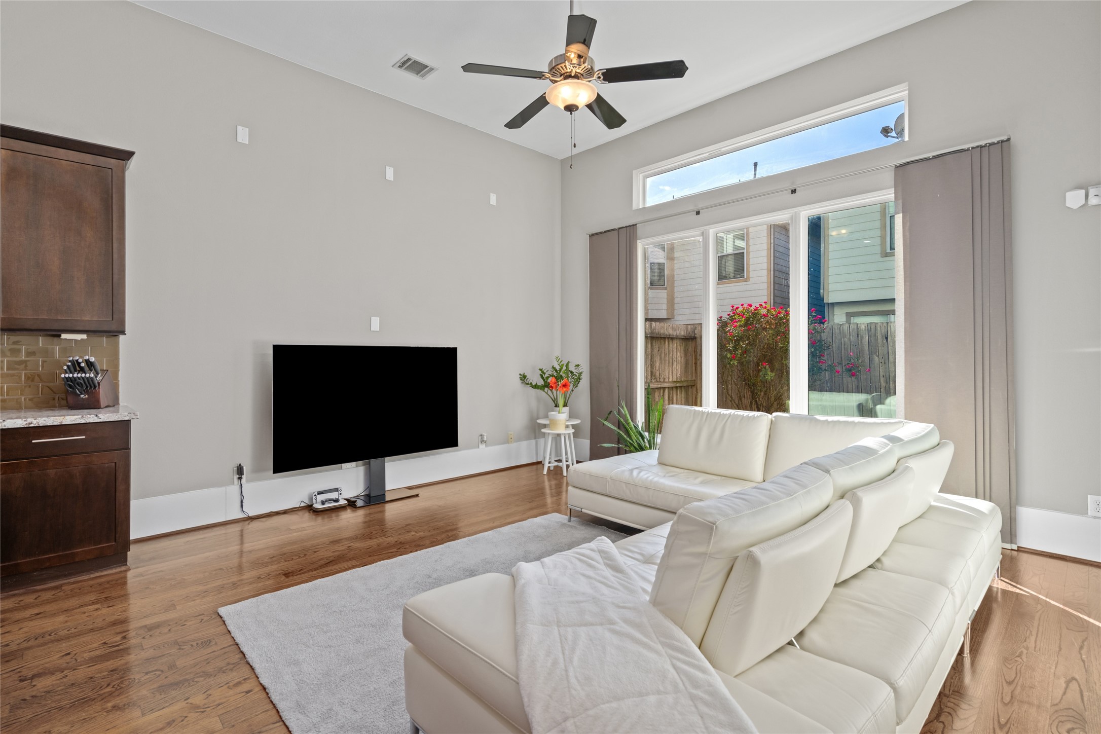 1605 Knox Street, Unit B Houston, TX 77007 - Photo 9 of 28 a living room with furniture and a flat screen tv