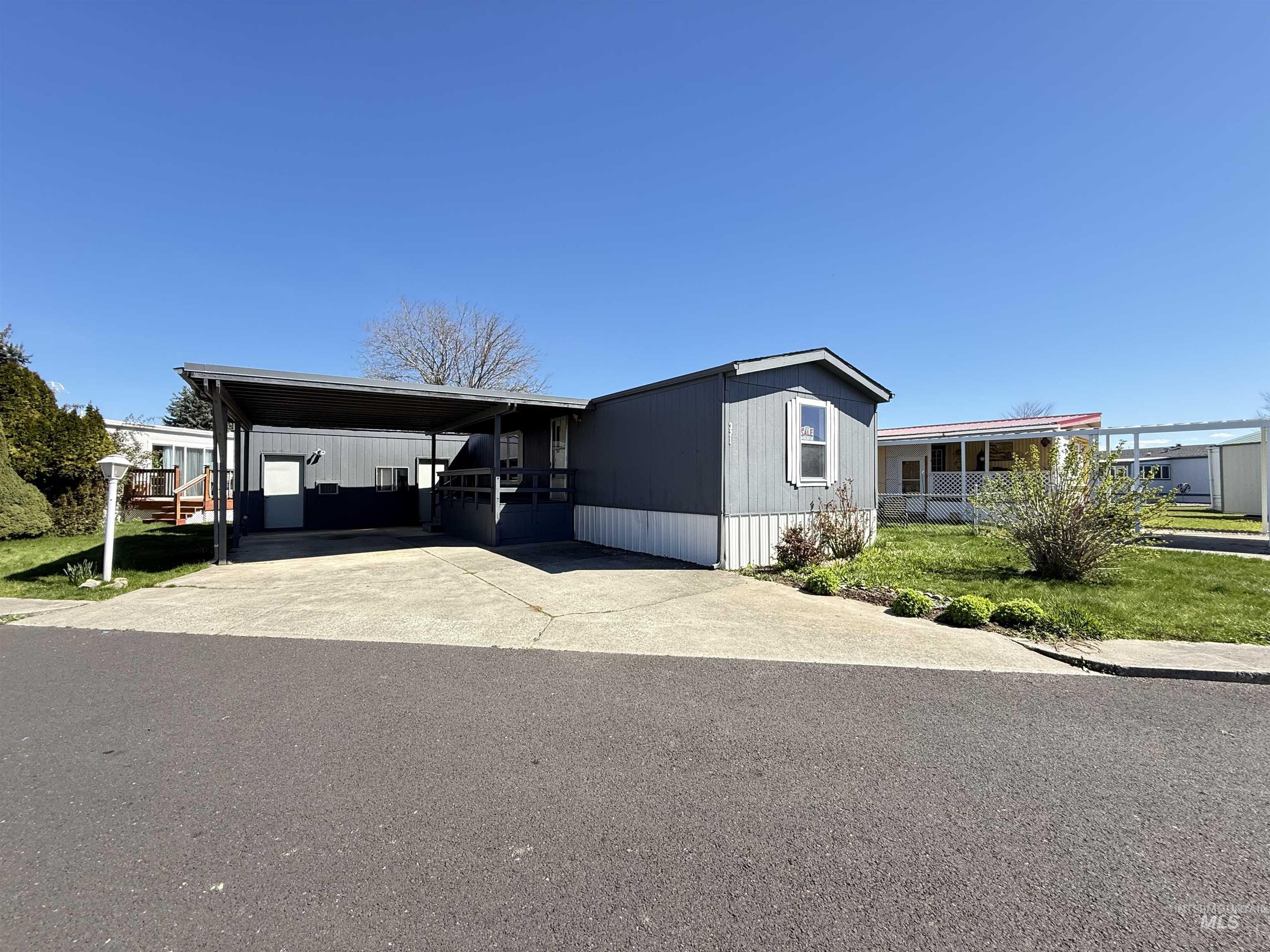 2015 6th Avenue, Unit 321 Clarkston, WA 99403 - Photo 30 of 34 Manufactured / mobile home featuring an attached carport, a front yard, and driveway