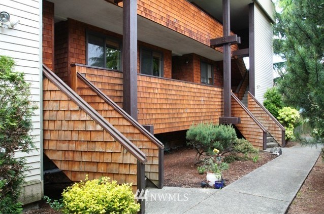 740 North 32nd Street, Unit 4 Renton, WA 98056 - Photo 3 of 19